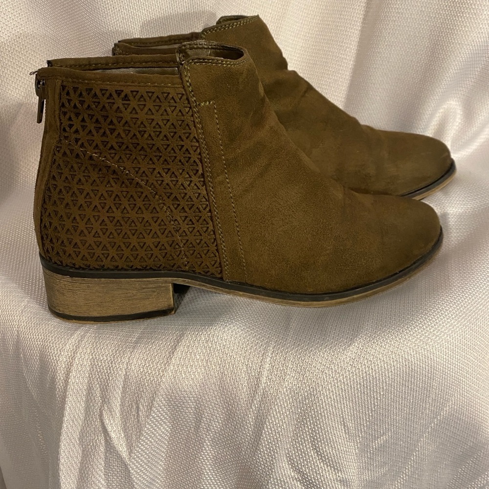 Bamboo Saber booties women’s size 7